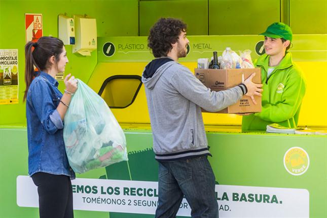 Cada vez más vecinos llevan sus materiales reciclables a los Puntos Verdes