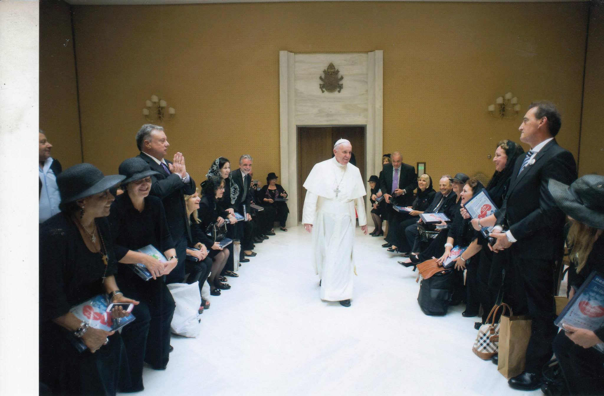 Francisco recibió a una comitiva del Hospital Muñiz