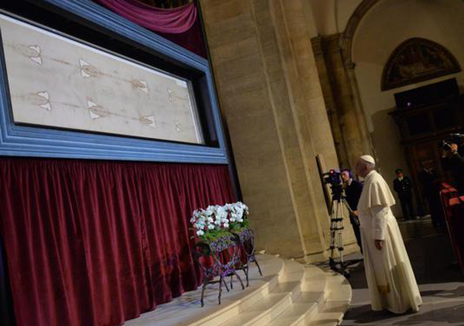 El Papa ante la Sábana Santa