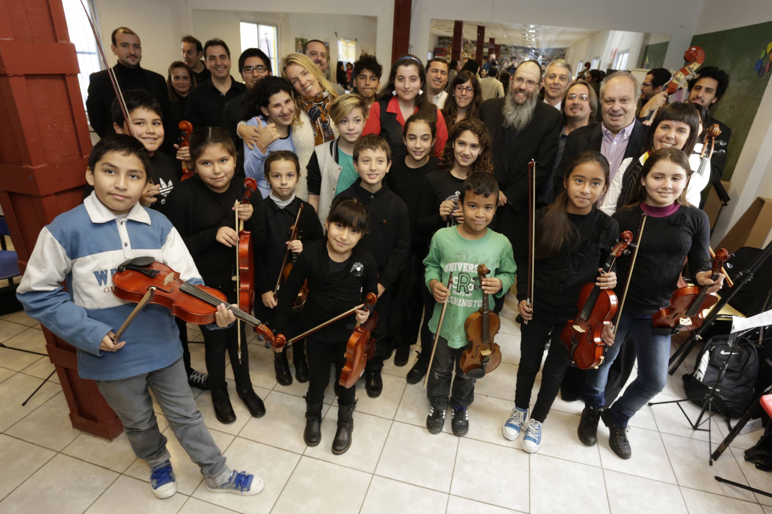 Donación de instrumentos para los alumnos del Polo Bandoneón