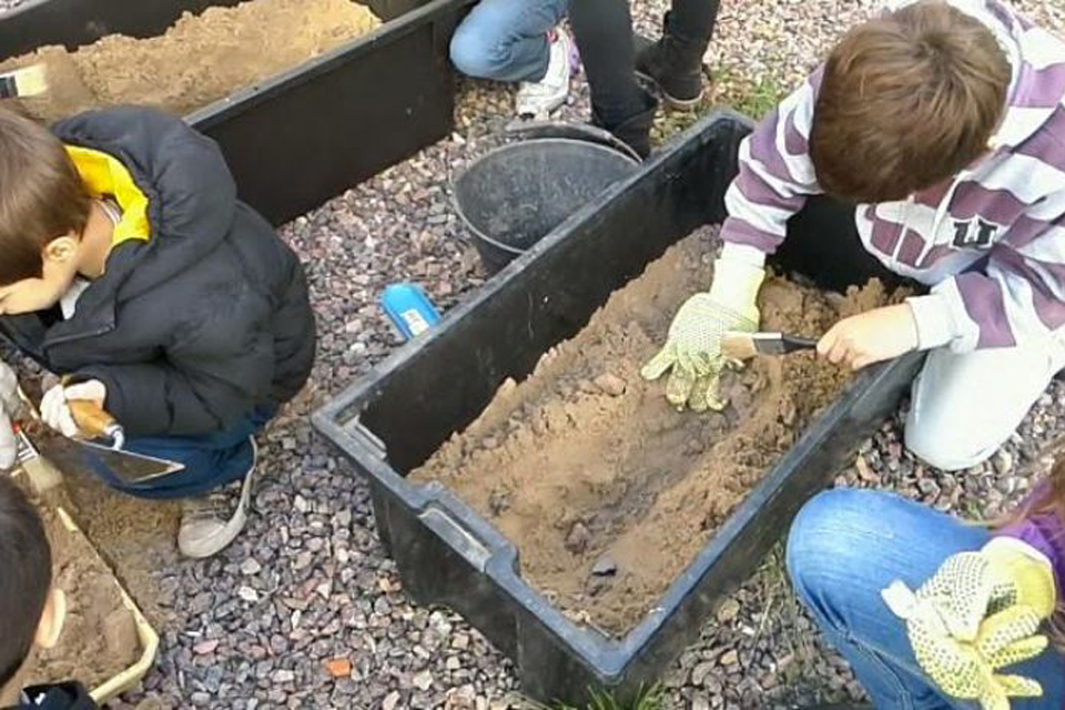Talleres de arqueología y paleontología combinados con cine para chicos