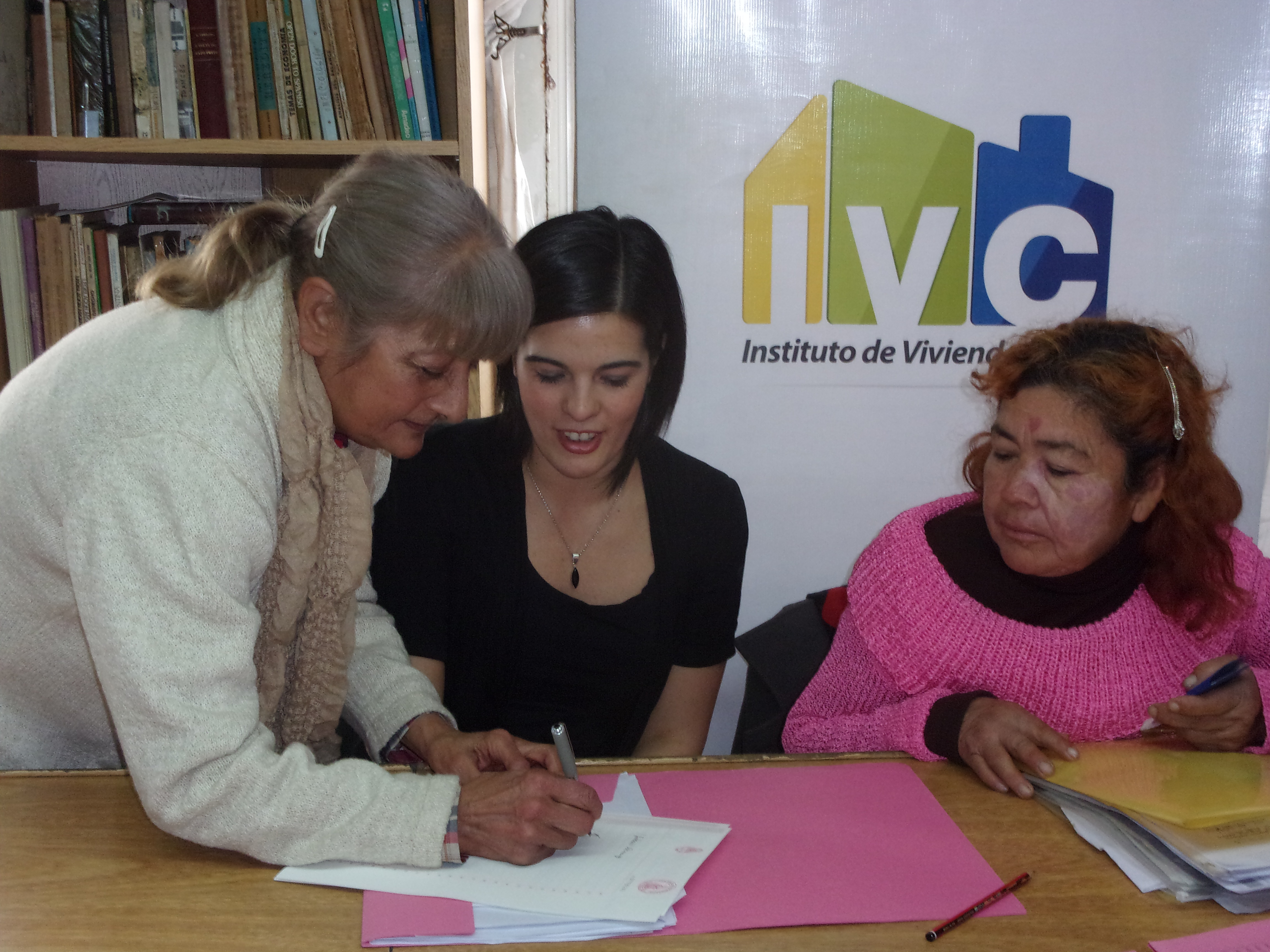 El IVC entregó escrituras a 42 familias de la Cooperativa EMETELE