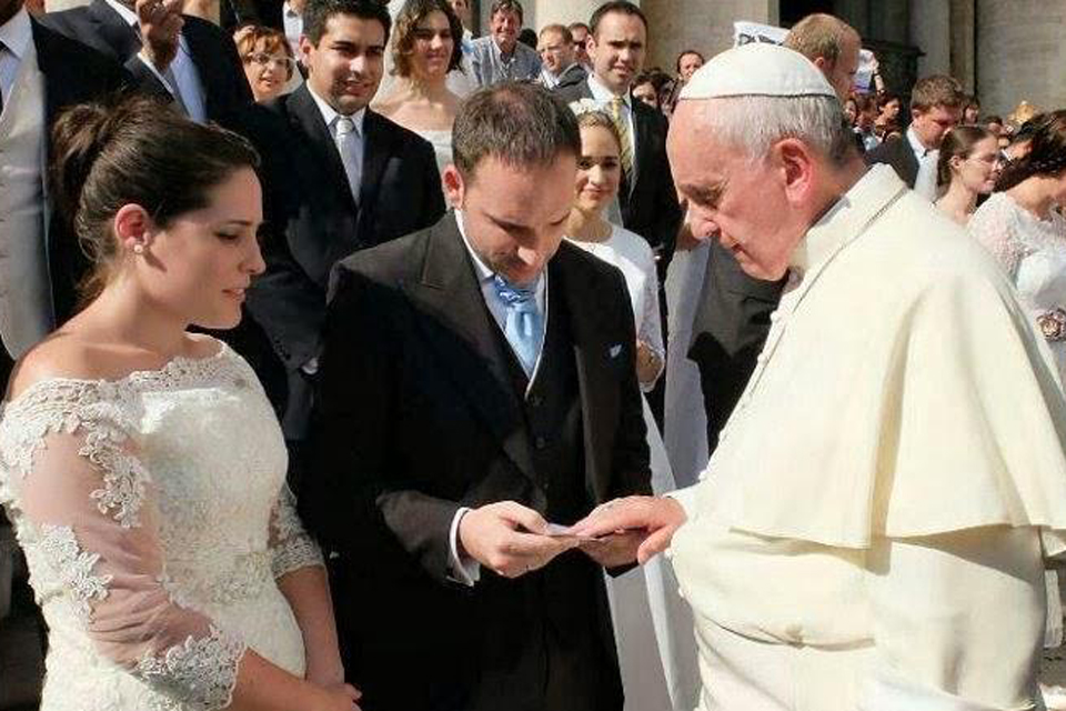 Francisco alentó a los jóvenes a no temer al matrimonio