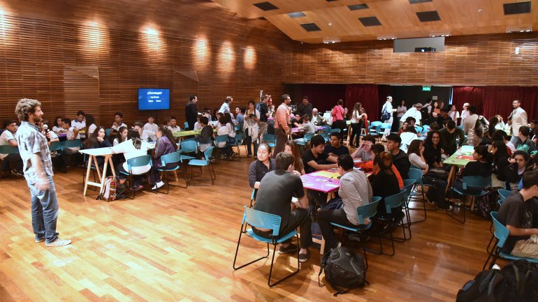 Alumnos desarrollan soluciones sociales en el CMDlab