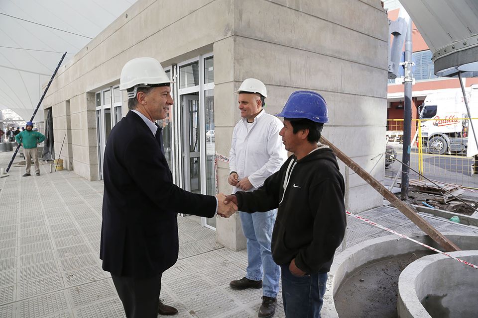 Macri recorrió las obras de la nueva terminal de combis de Madero