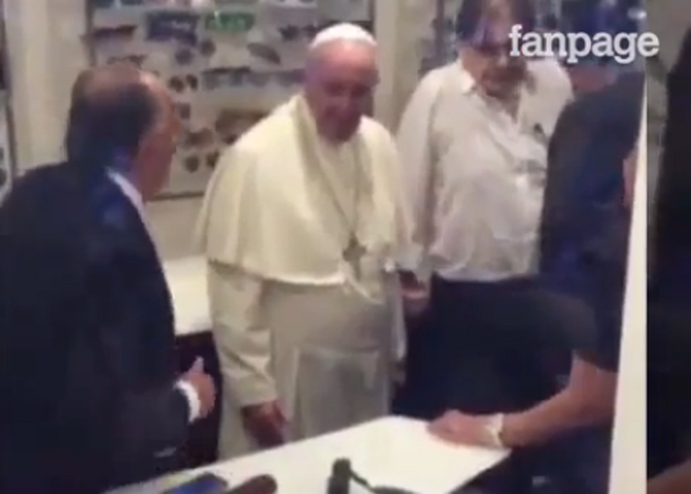Francisco sorprendió con una visita al oculista en pleno centro romano