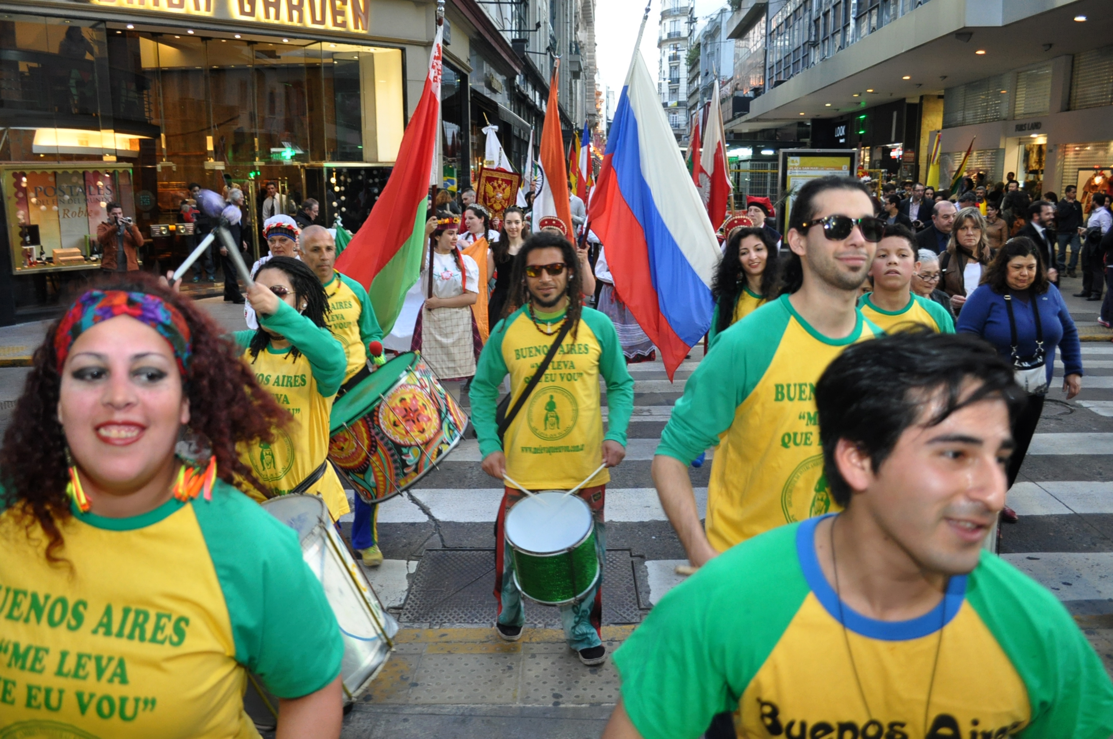Las colectividades desfilaron por la ciudad 