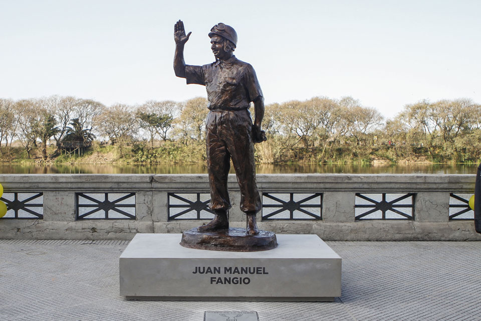 El Paseo de la Gloria sumó la escultura de Juan Manuel Fangio