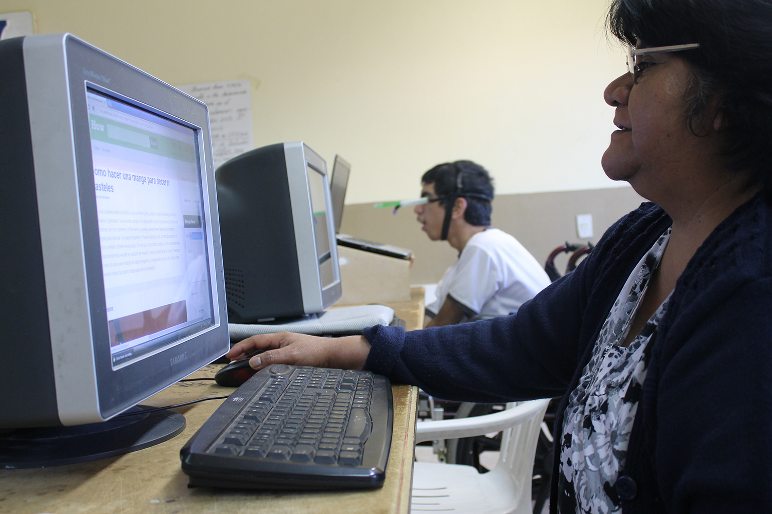 A pesar de los obstáculos madre e hijo estudian computación para construir un futuro mejor