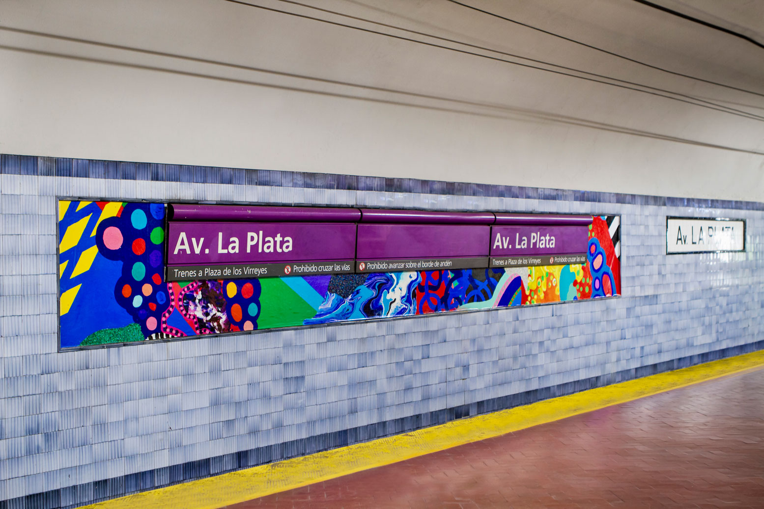 Un cosmos de colores en la estación Av. La Plata de la Línea E