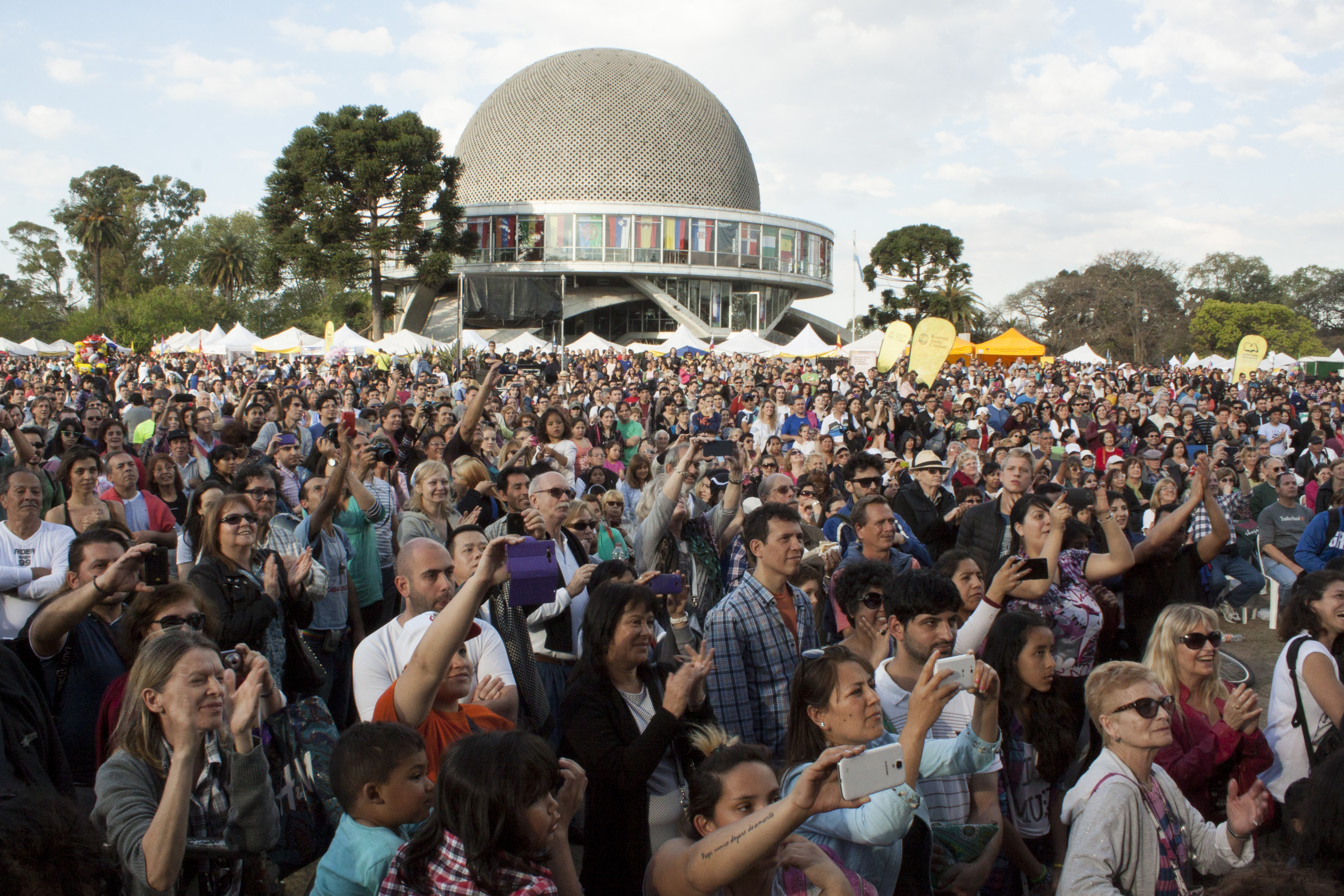 Las colectividades tuvieron su gran fiesta en el Planetario