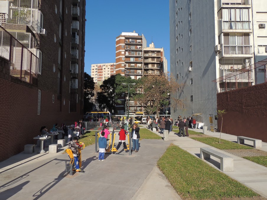 Plaza Jacarandá: un espacio de recreación entre edificios