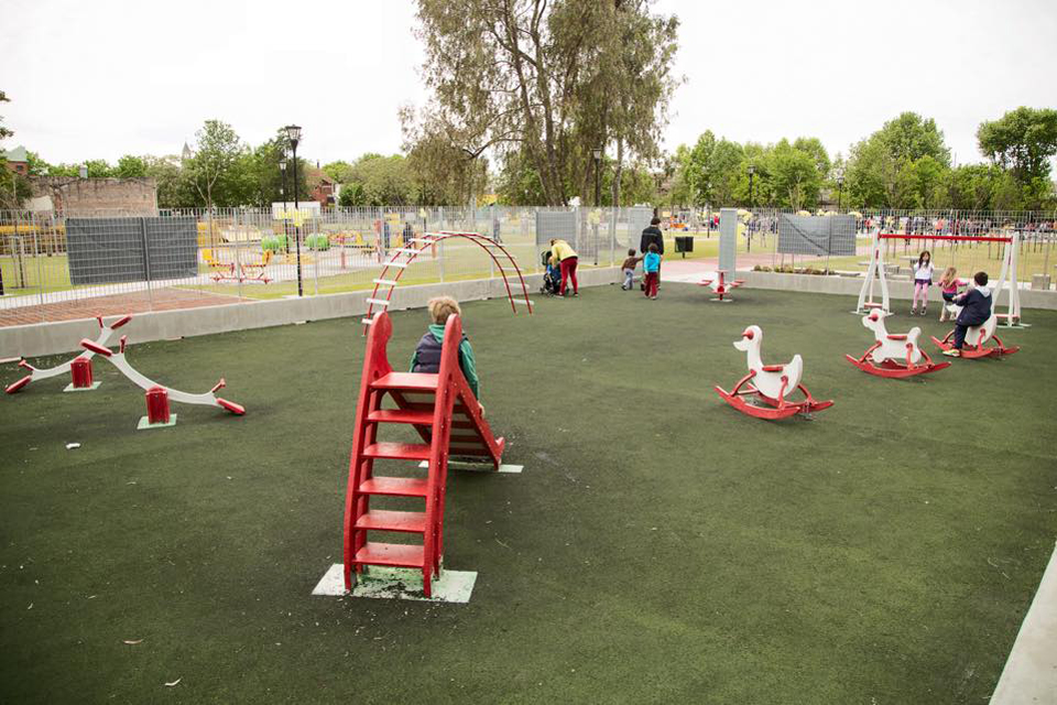 Un predio abandonado convertido en plaza para los vecinos de Villa Real
