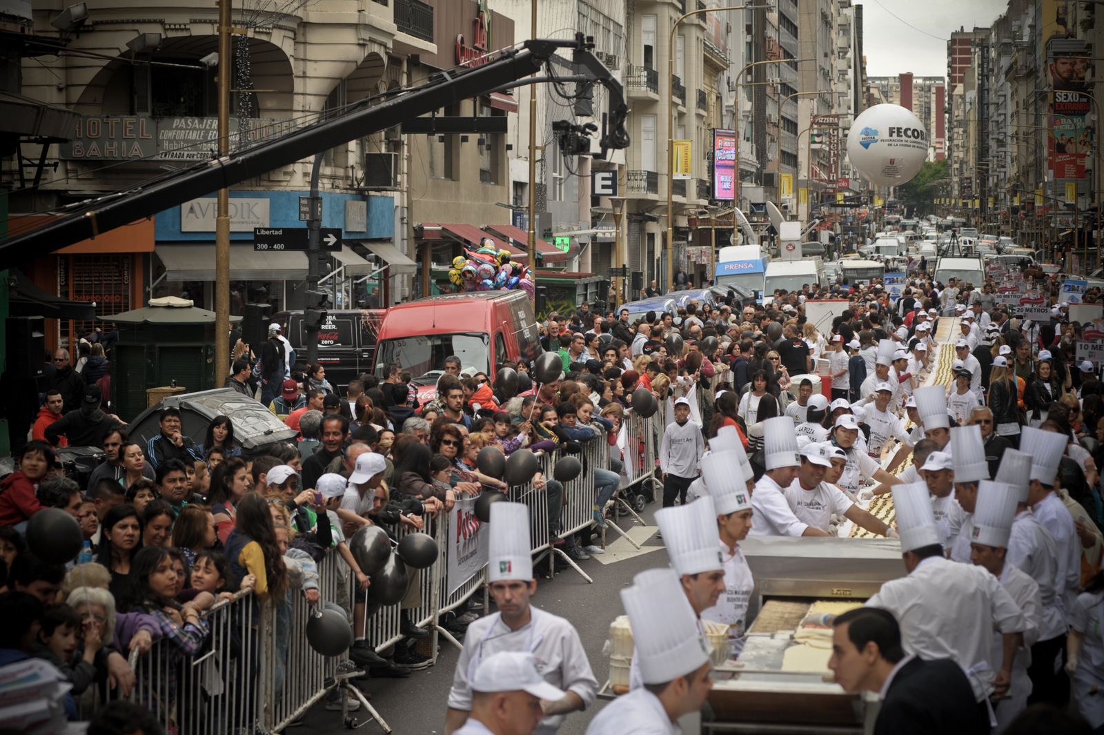 Volvimos a amasar la pizza más larga de Buenos Aires