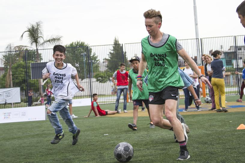 Una jugadora profesional estadounidense de fútbol dio una clínica a chicos del Barrio Carrillo 