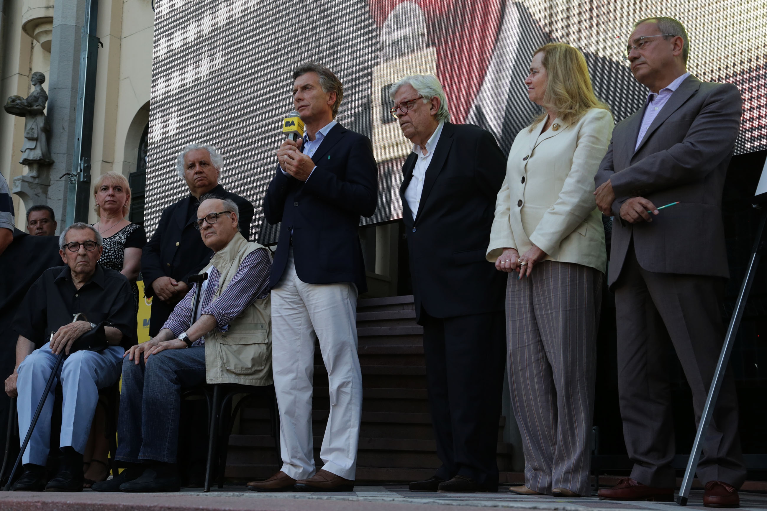 Macri repudió los atentados en París y comparte el dolor del pueblo francés