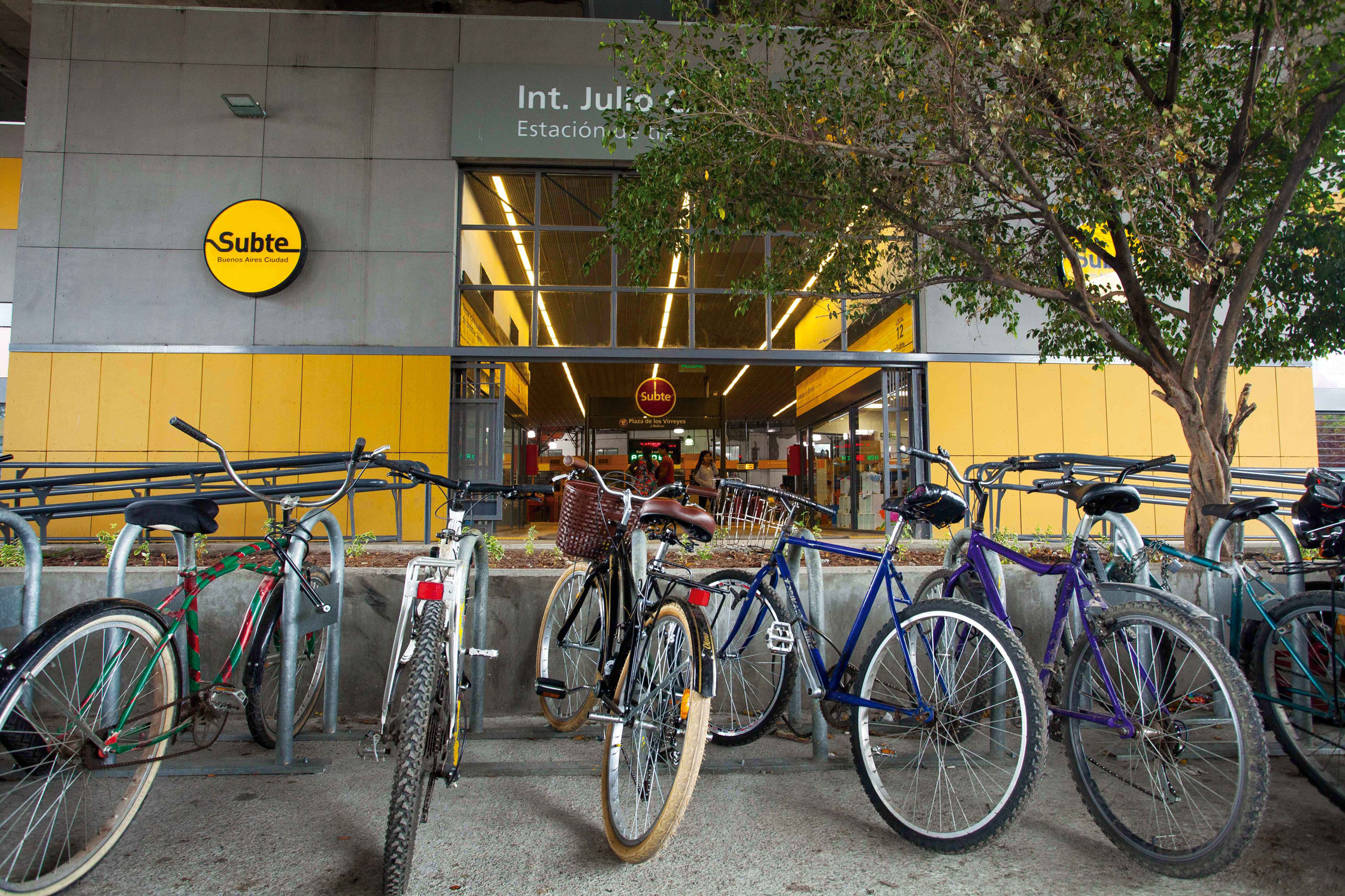 Instalamos bicicleteros en el Centro de Transferencia Intendente Saguier
