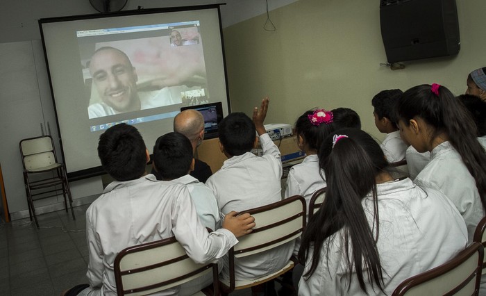 Alumnos de una escuela de Barracas entrevistaron a Manu Ginóbili