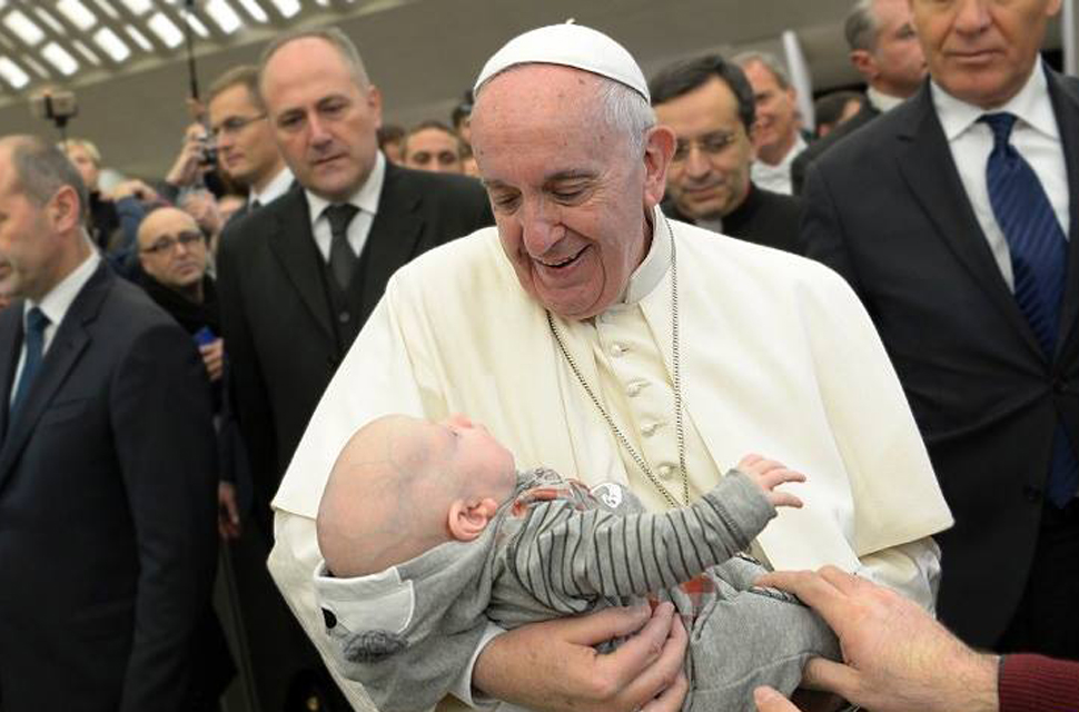 Francisco bautizó a 26 bebés