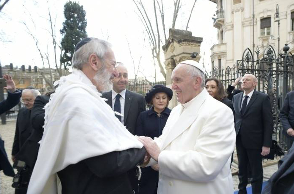 El Papa visitó la sinagoga mayor de Roma