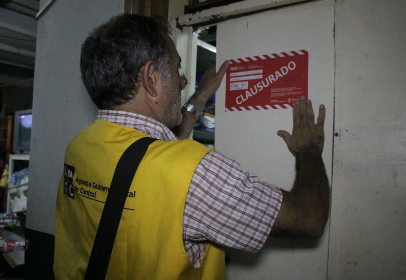 Clausuran depósitos ilegales y talleres clandestinos: secuestran 50 máquinas de coser