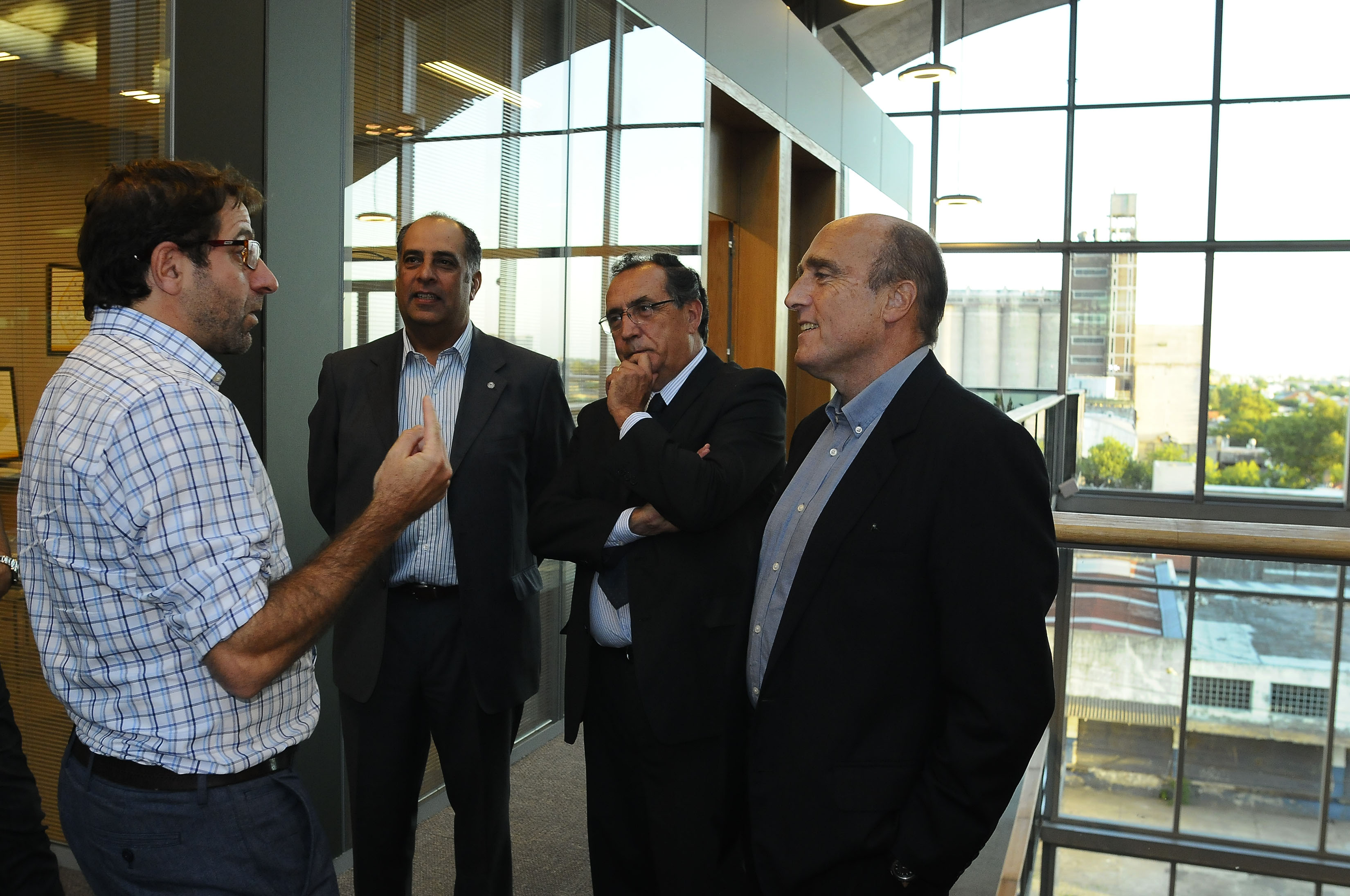 Las capitales del Río de la Plata, más que vecinas
