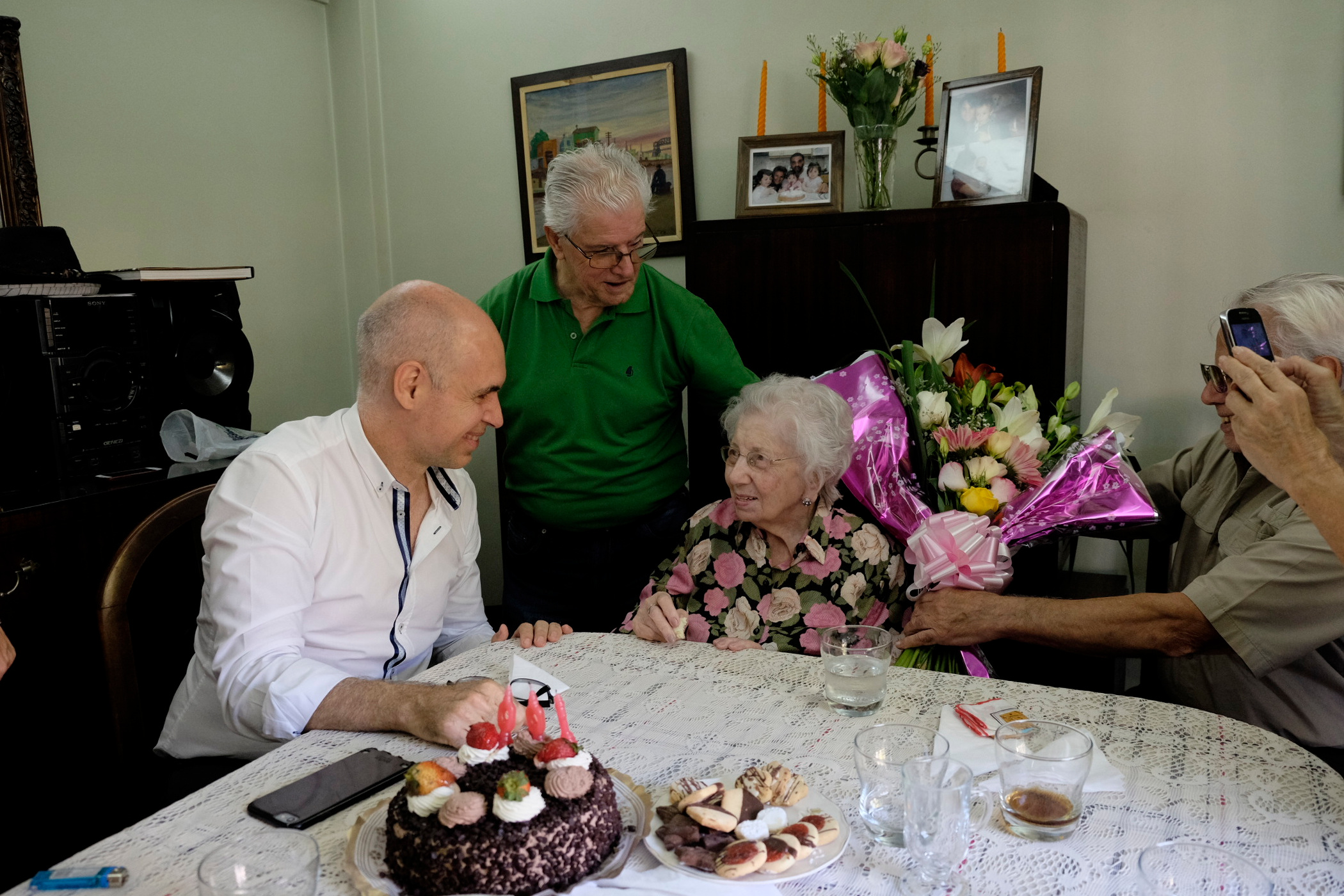 Horacio Rodríguez Larreta participó del cumpleaños número 100 de una vecina de La Boca