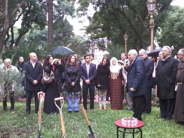Participamos de la plantación de un olivo en la Plaza Rodríguez Peña