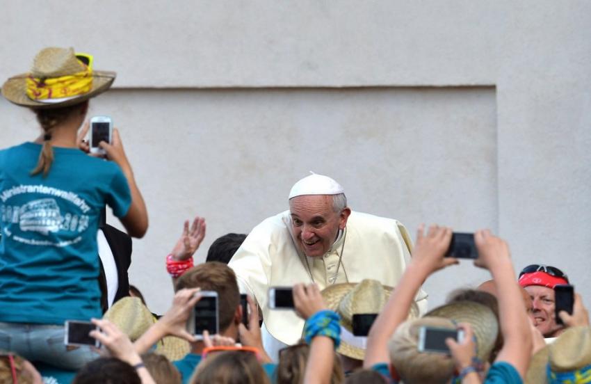 Francisco a los jóvenes: "La felicidad no es una app que se desgarga en el teléfono"