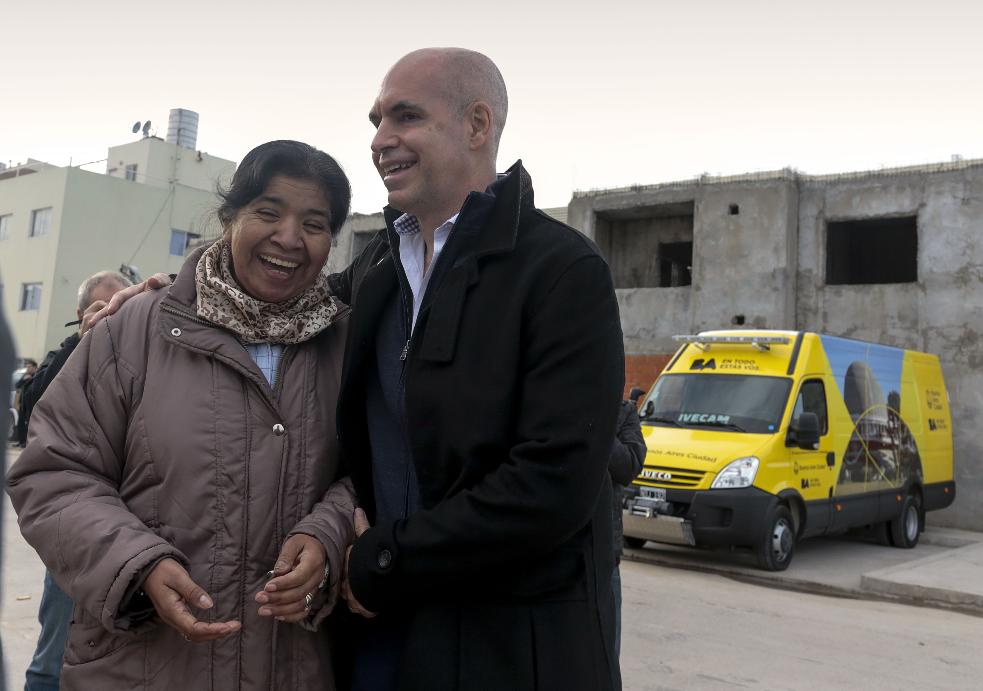 Horacio Rodríguez Larreta y Margarita Barrientos, en la obra de la Casa de Medio Camino del barrio Los Piletones