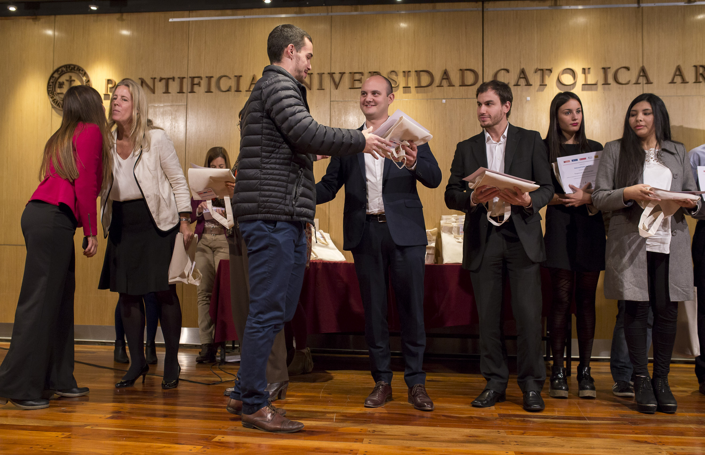 Se graduaron los 88 estudiantes del Programa “Cajeros Comerciales” y ya pueden ingresar al mercado laboral