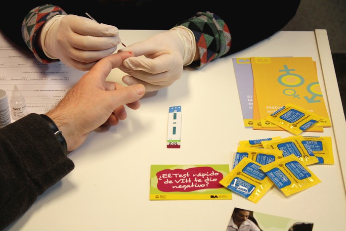 Video: paso a paso, cómo se hace el test rápido de VIH