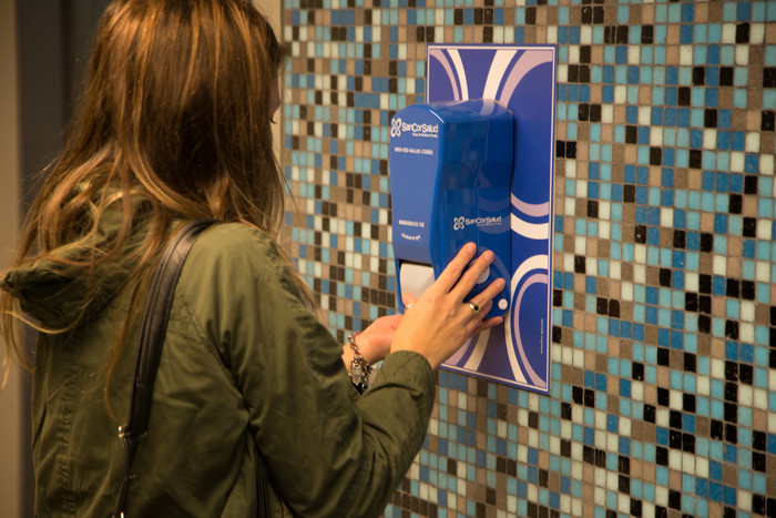 Subte: se incorporaron expendedoras de alcohol en gel para cuidar la salud