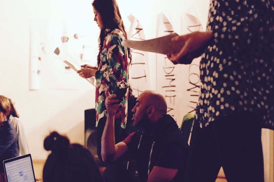 INVITACIONES REMOTAS conferencia  performática 