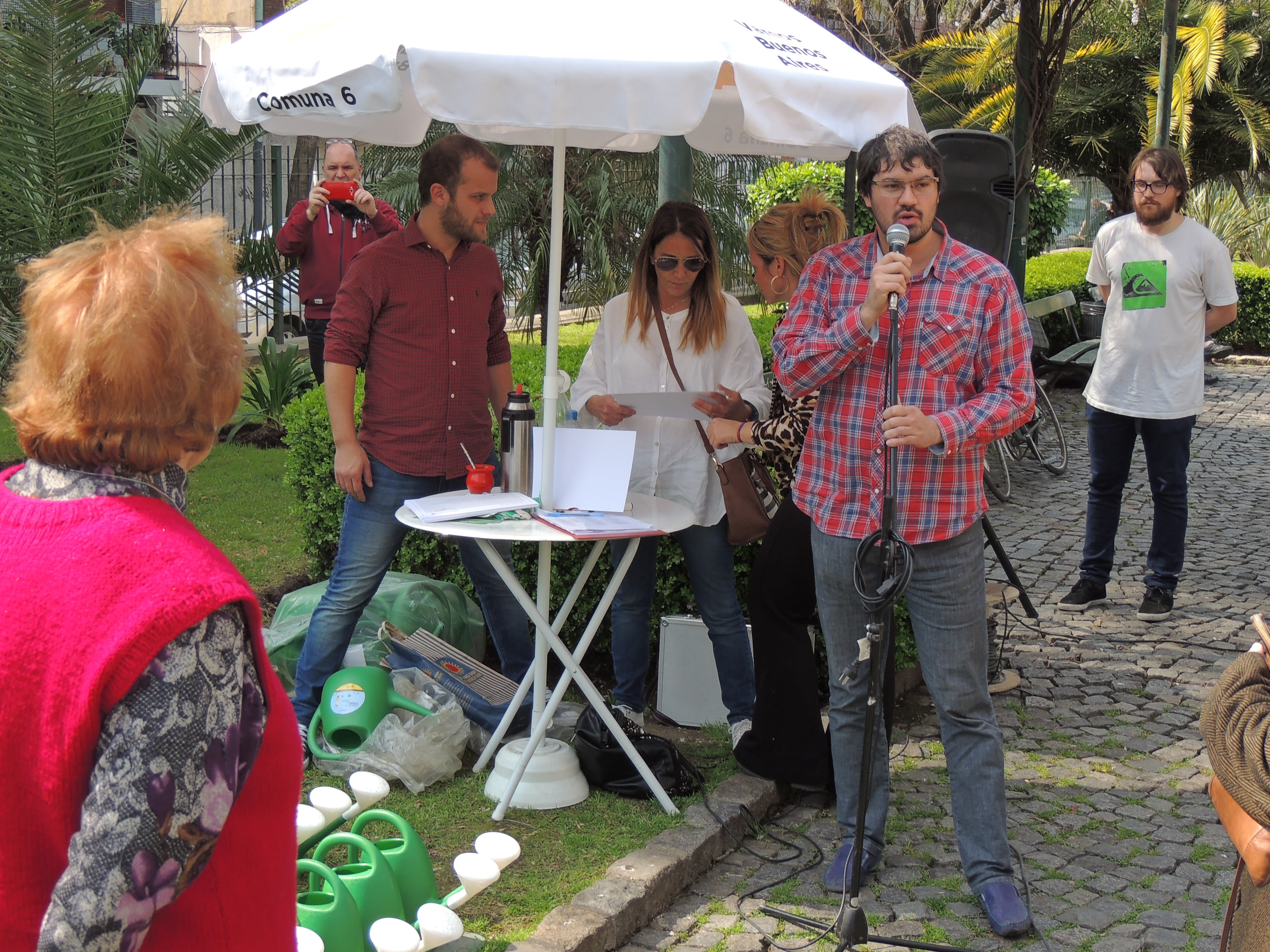 Se suman más vecinos al padrinazgo de árboles