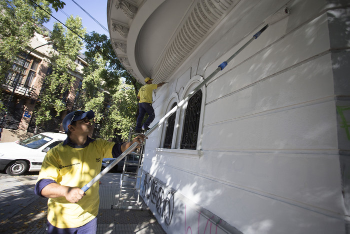 Los trabajos de limpieza en los frentes de casas y comercios