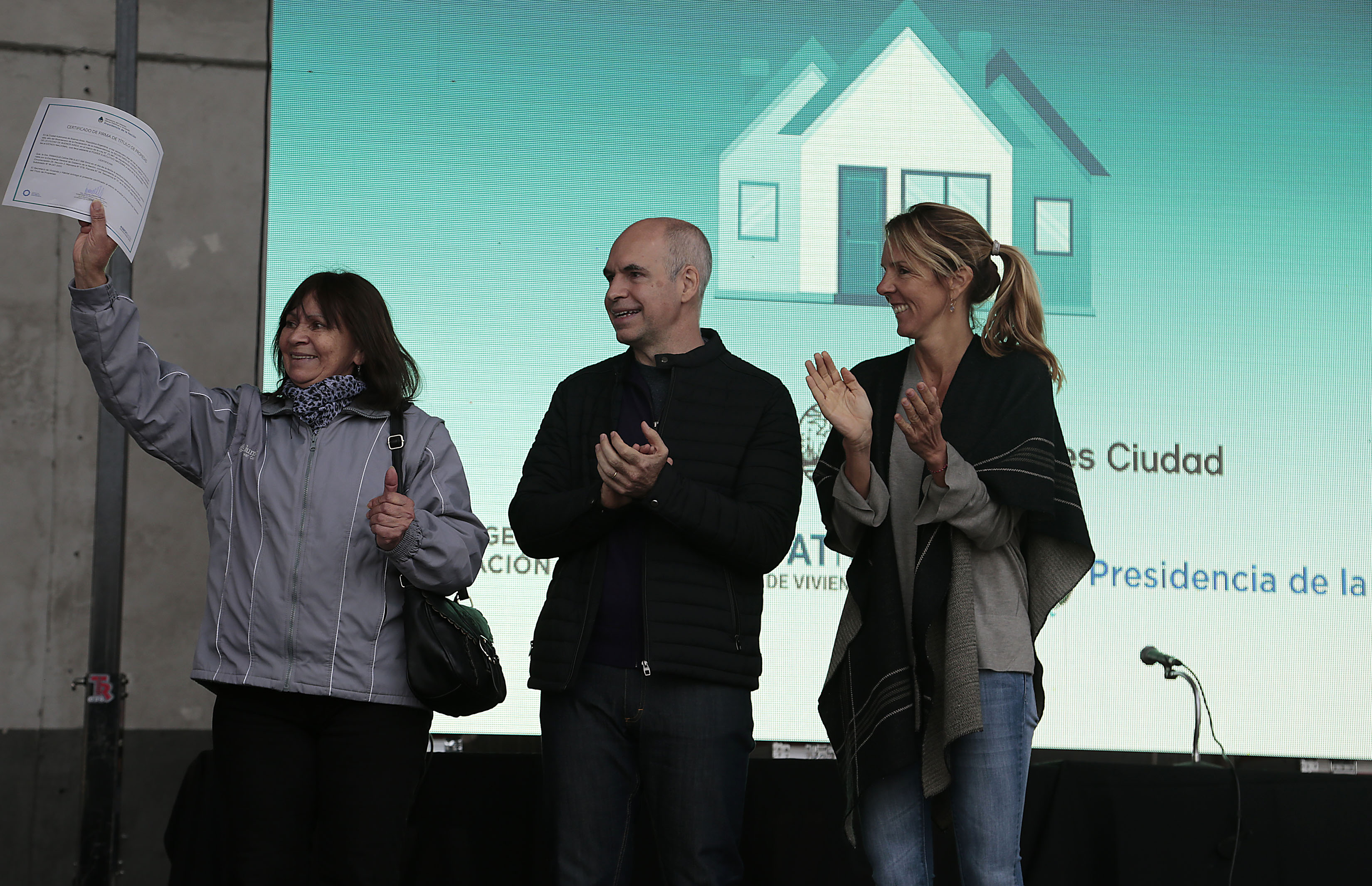 Rodríguez Larreta entregó escrituras en el barrio 21-24: “El sueño de llegar a la casa propia es único”