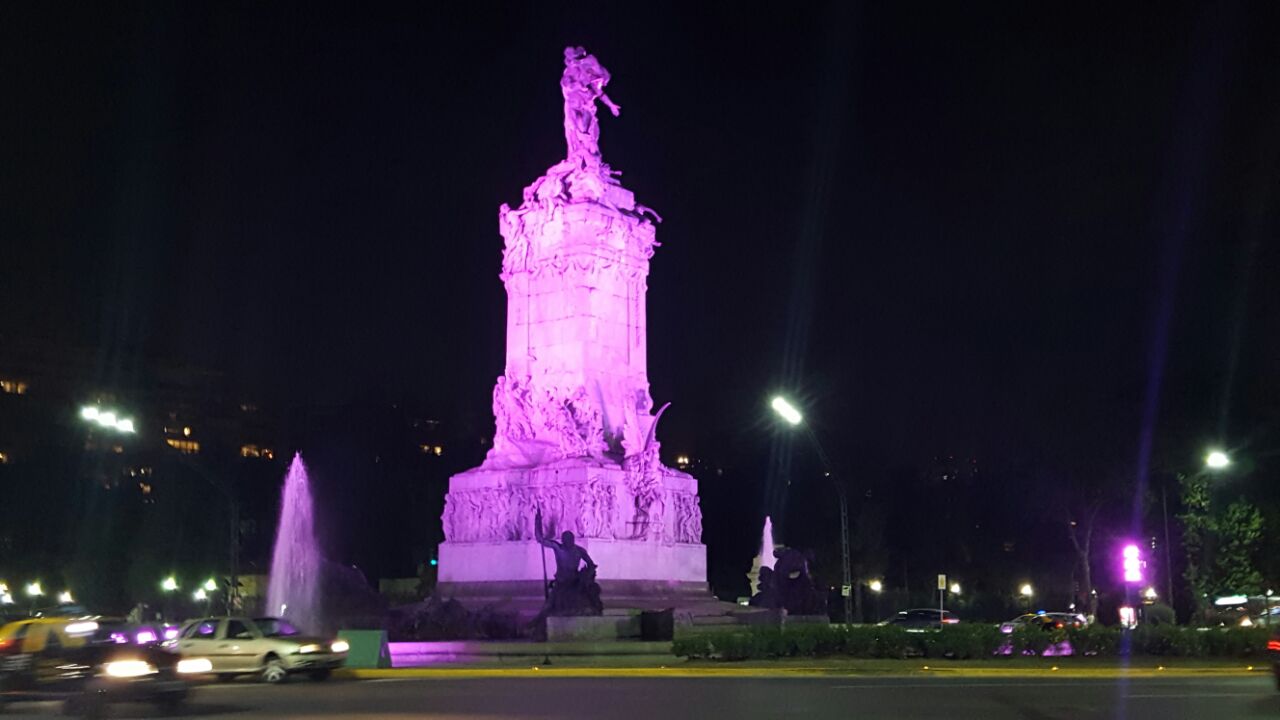 La ciudad se iluminó de rosa para concientizar sobre el cáncer de mama