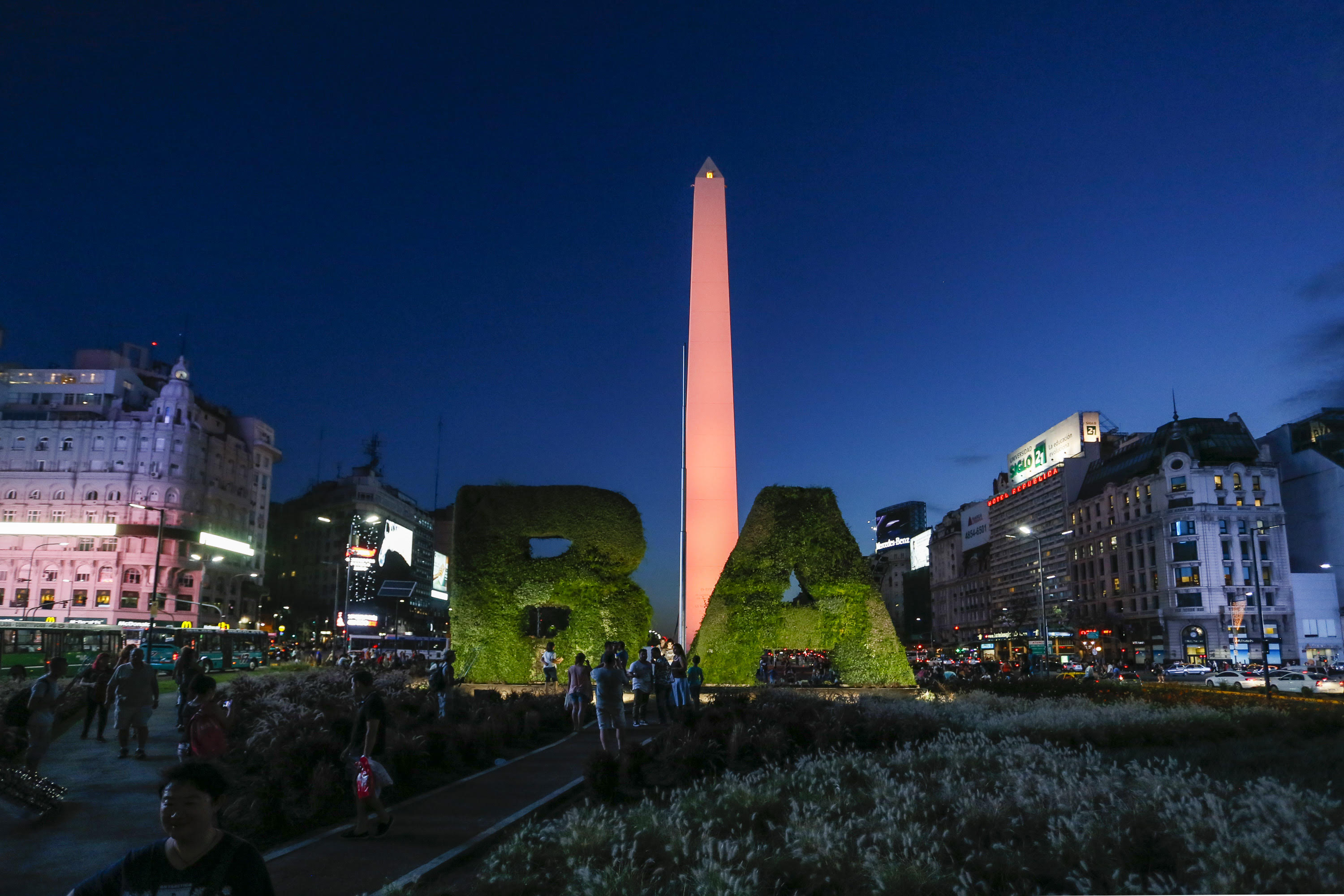 Buenos Aires se ilumina de naranja contra la violencia de género