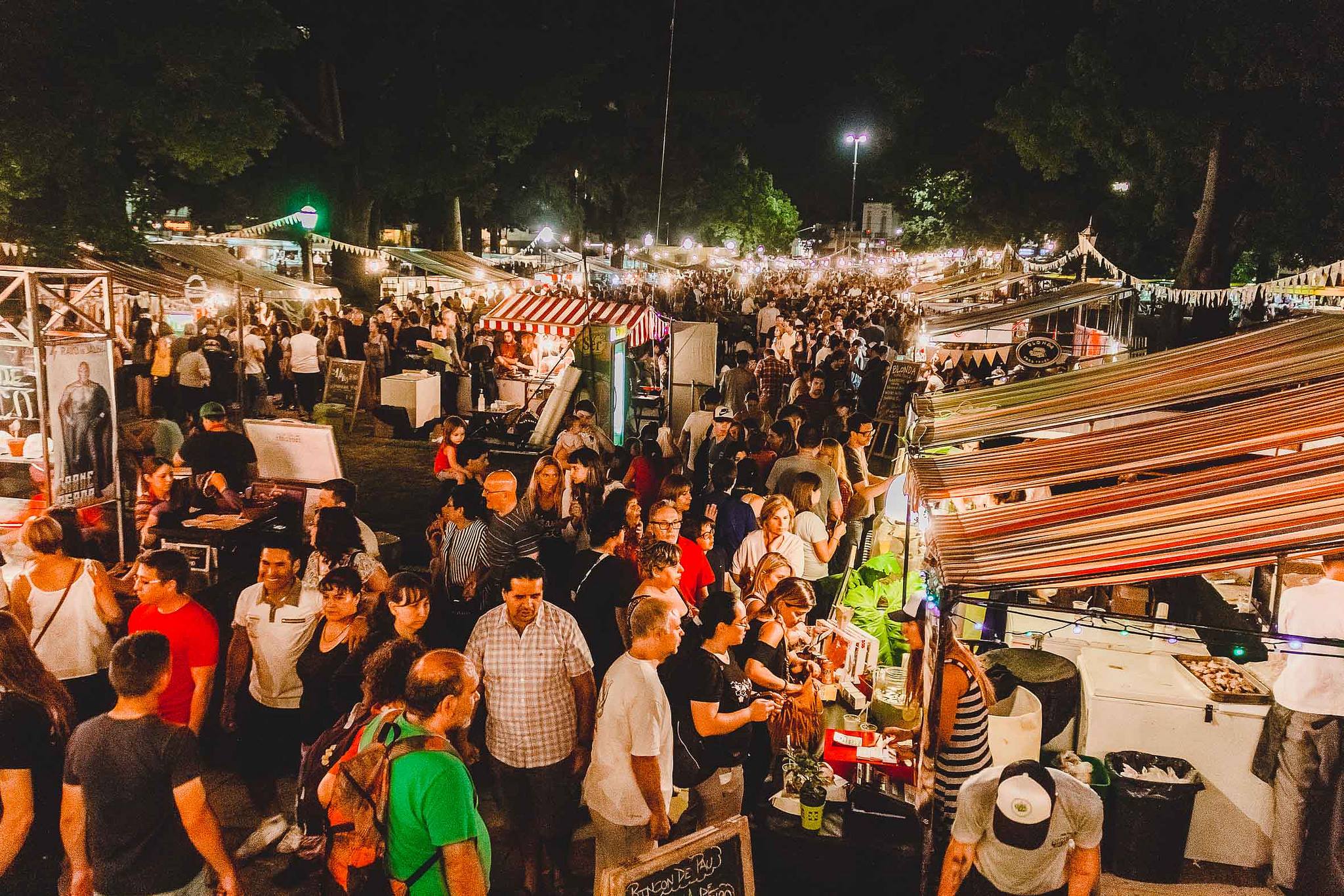 Parque Saavedra recibe una edición nocturna de Buenos Aires Market