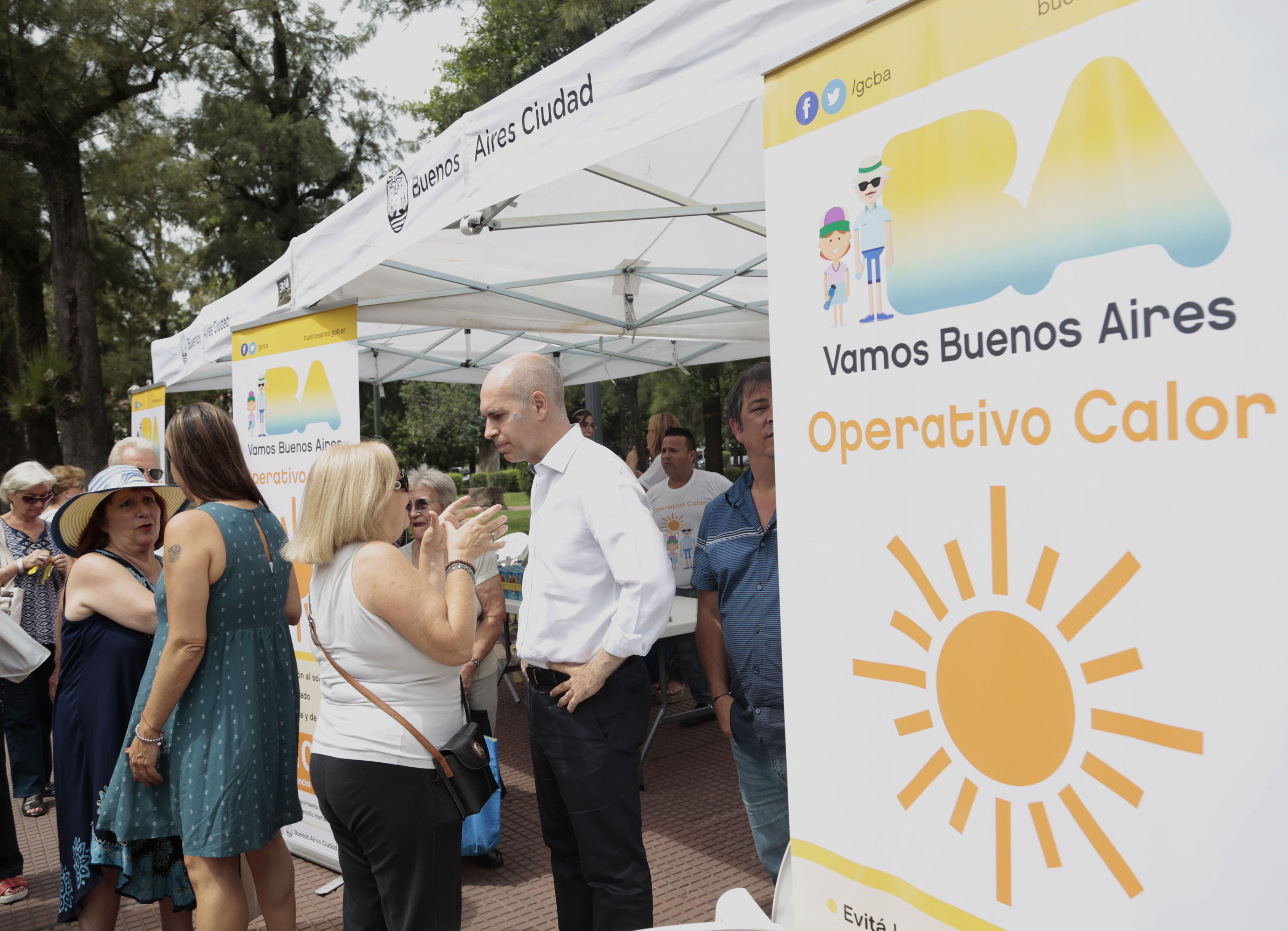 El jefe de Gobierno visitó uno de los puestos móviles de asistencia ante la ola de calor