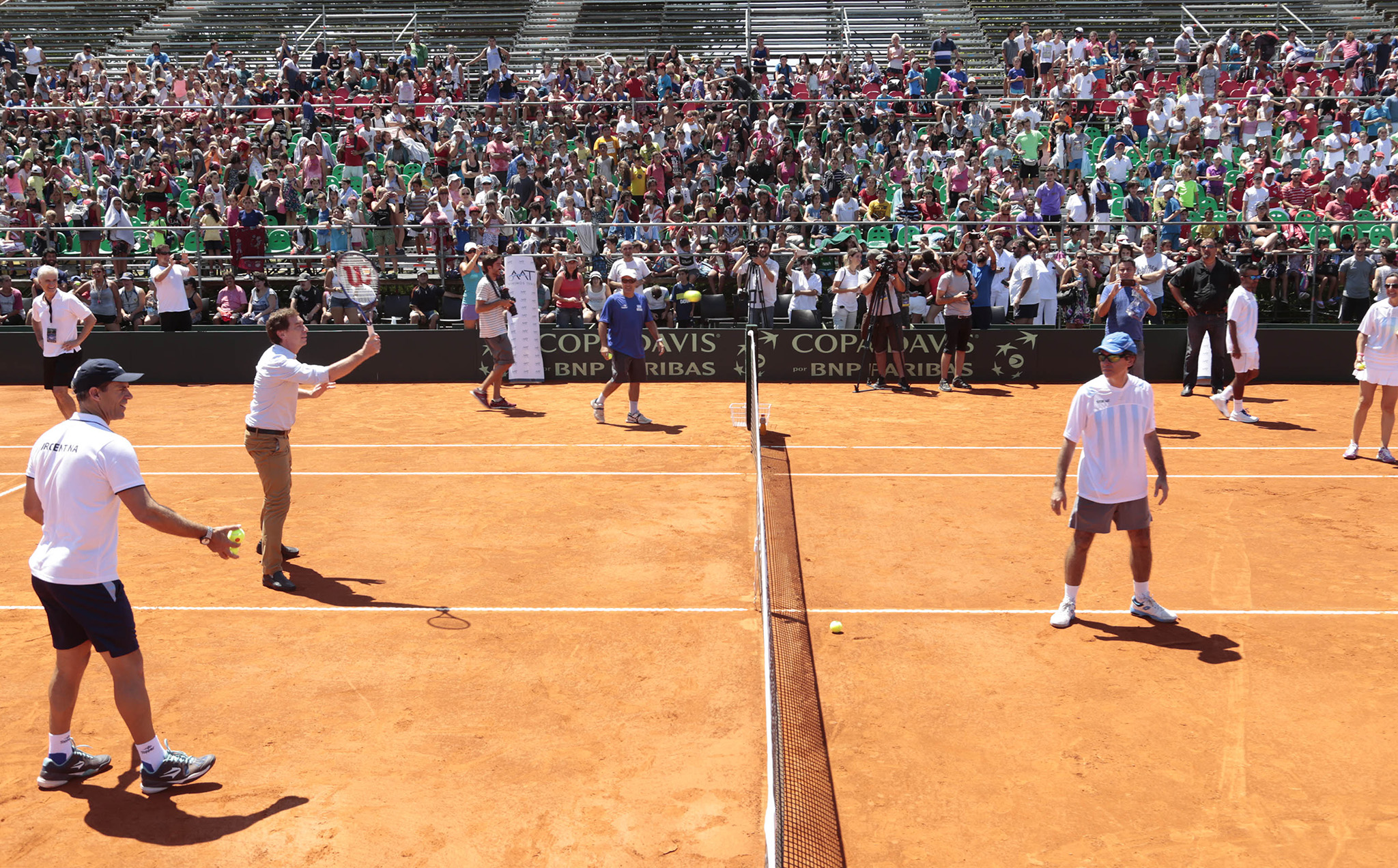 Diego Santilli asistió a un evento deportivo entre tenistas y chicos que participan en las colonias de la Ciudad