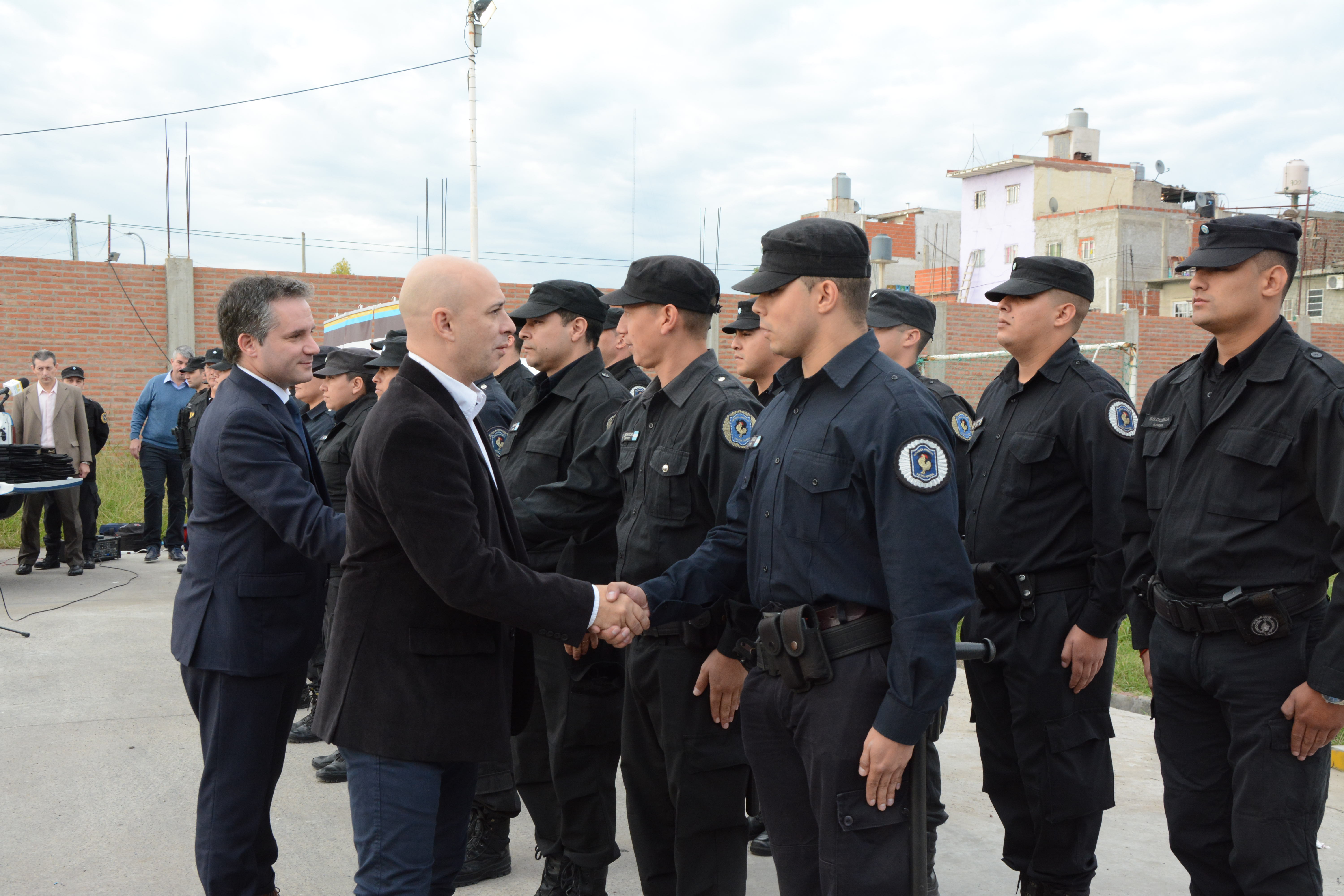 Martín Ocampo entregó chalecos antibalas a los agentes de la Policía de la Ciudad