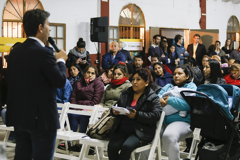 Andy Freire junto a los vecinos del Barrio 31 en una nueva jornada de #TuMejorLaburo