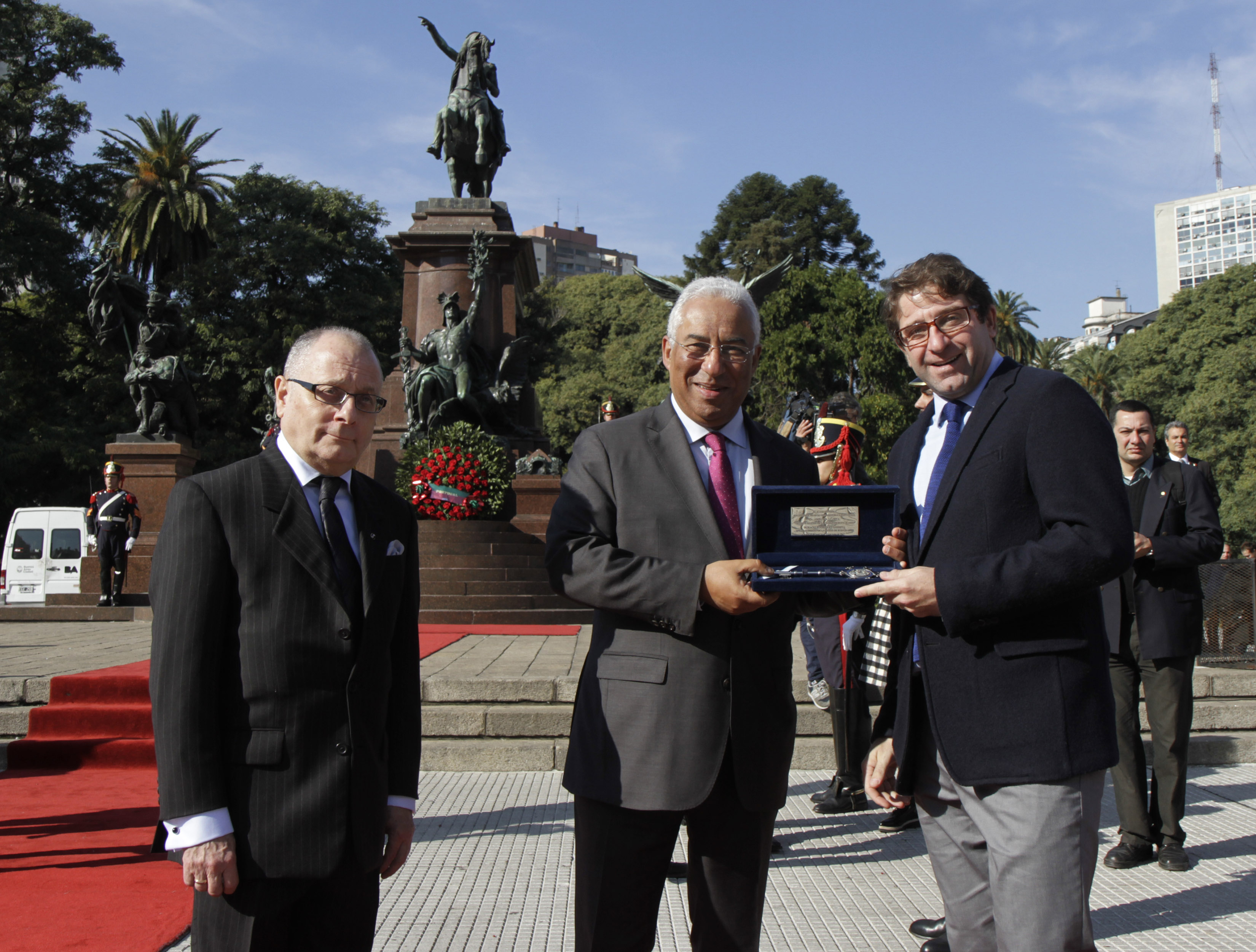 Fernando Straface entregó la llave de la Ciudad al Primer Ministro de Portugal