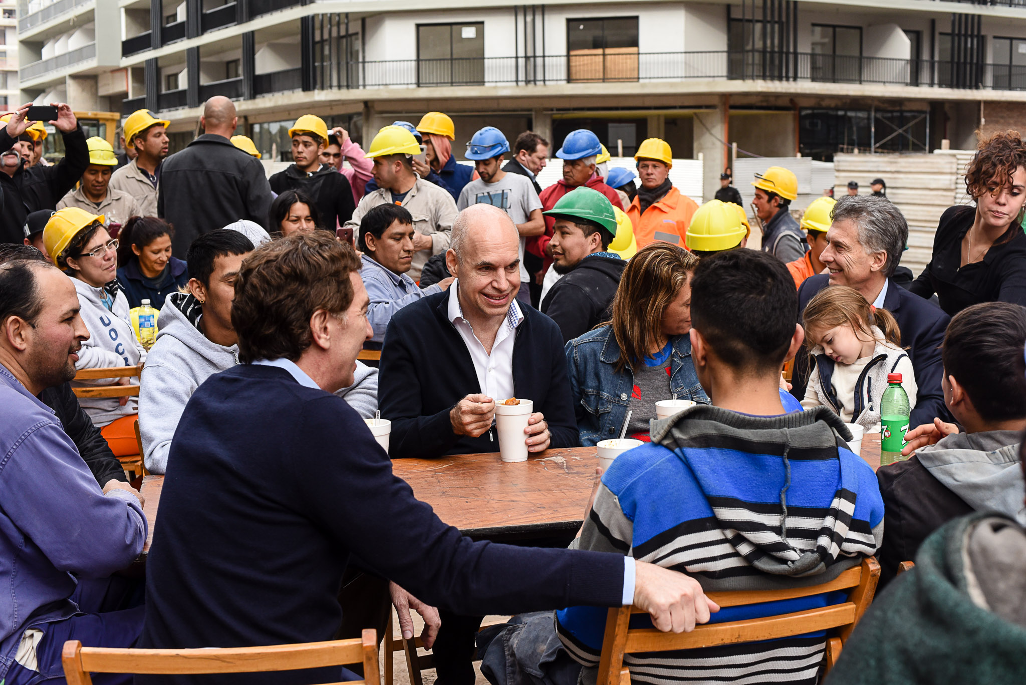 Macri y Rodríguez Larreta compartieron un locro con 1.500 obreros en la Villa Olímpica