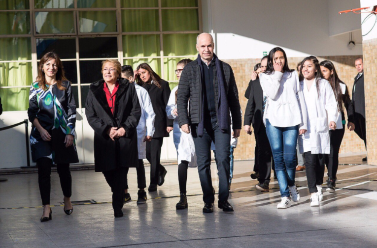 El Jefe de Gobierno visitó la escuela República de Chile junto a Michelle Bachelet 