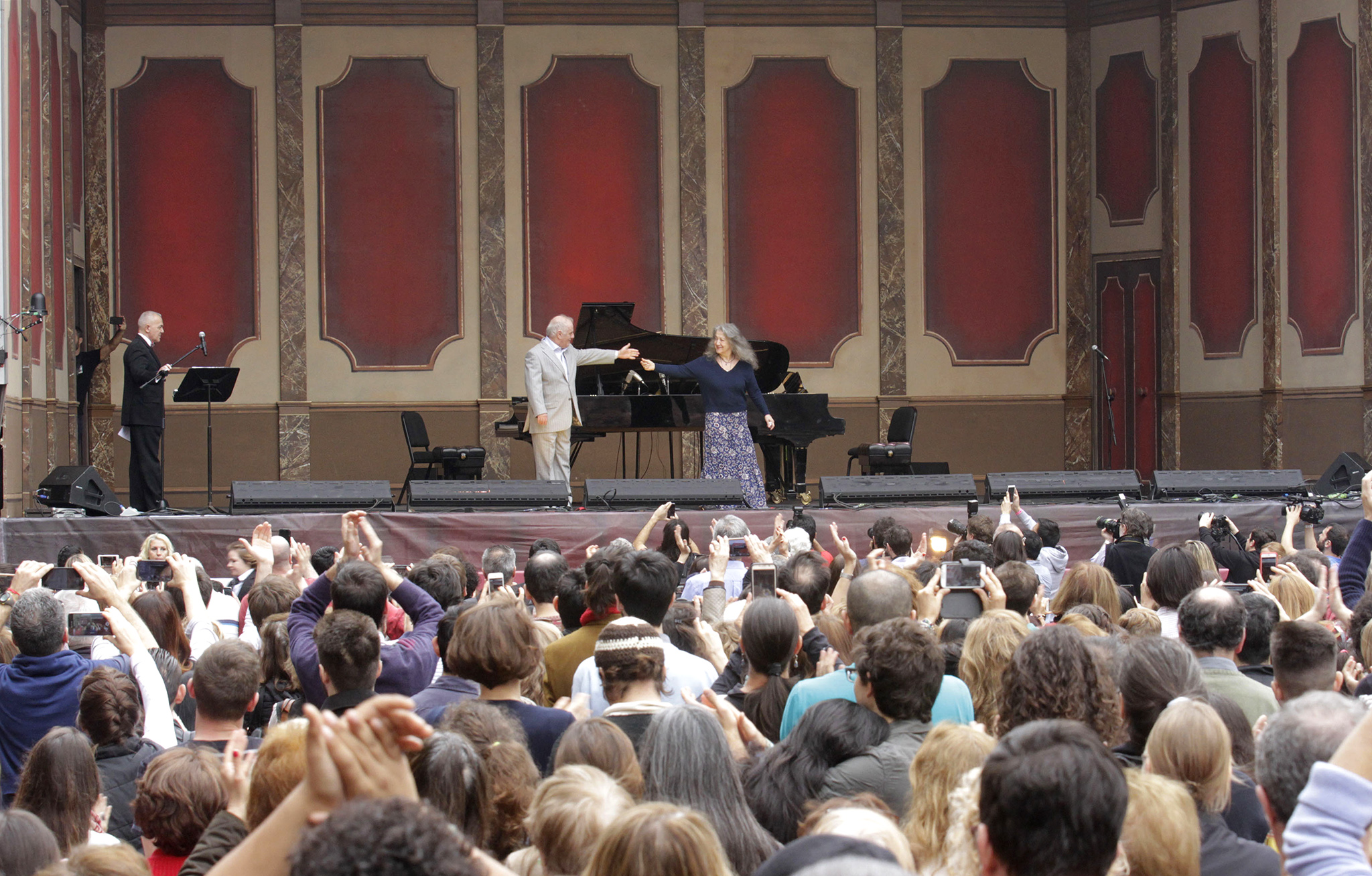 Más de diez mil personas disfrutaron del concierto gratuito de Barenboim y Argerich