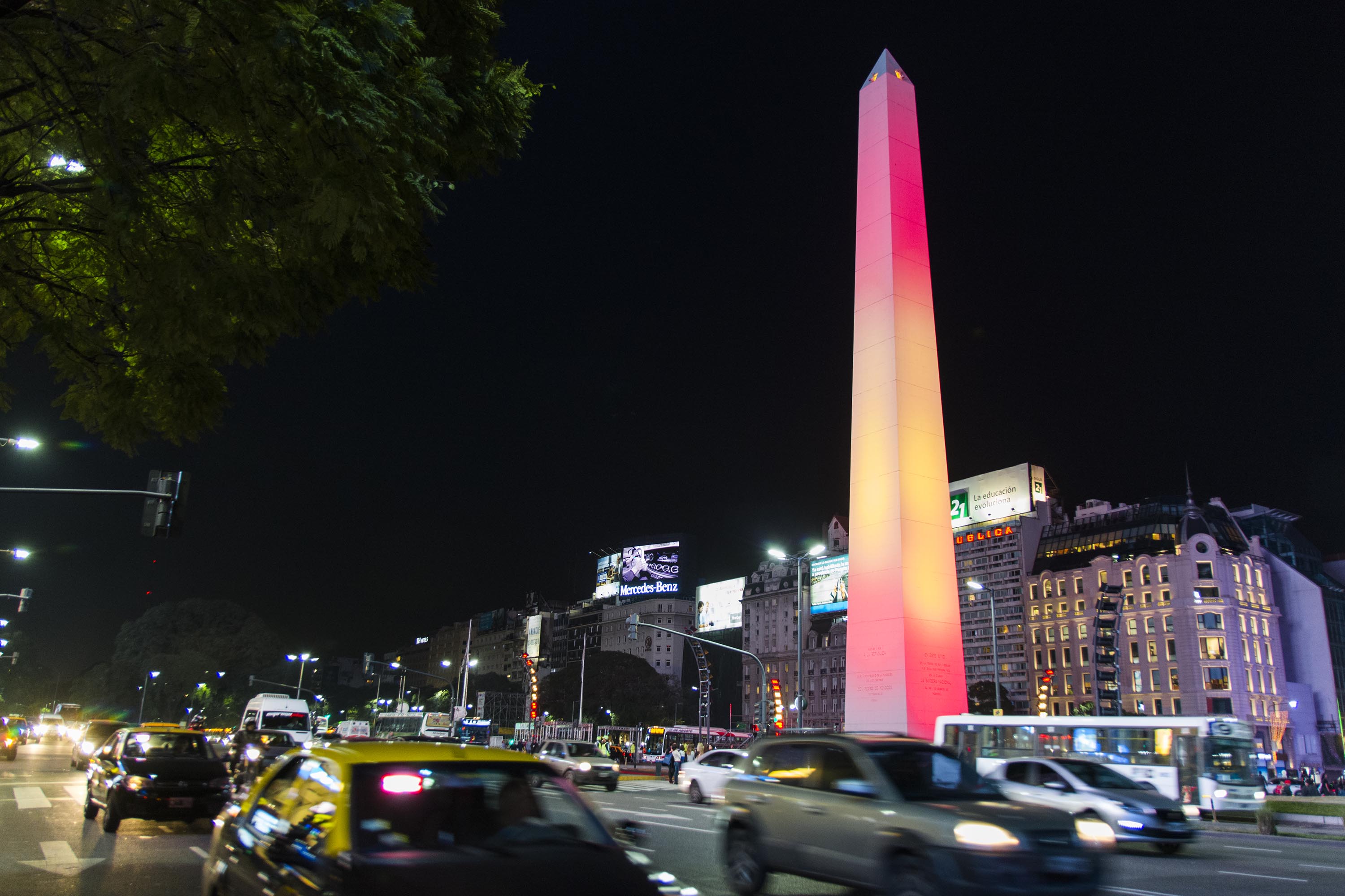 En homenaje a las víctimas del atentado en Barcelona, el Obelisco se iluminó con los colores de la bandera de España