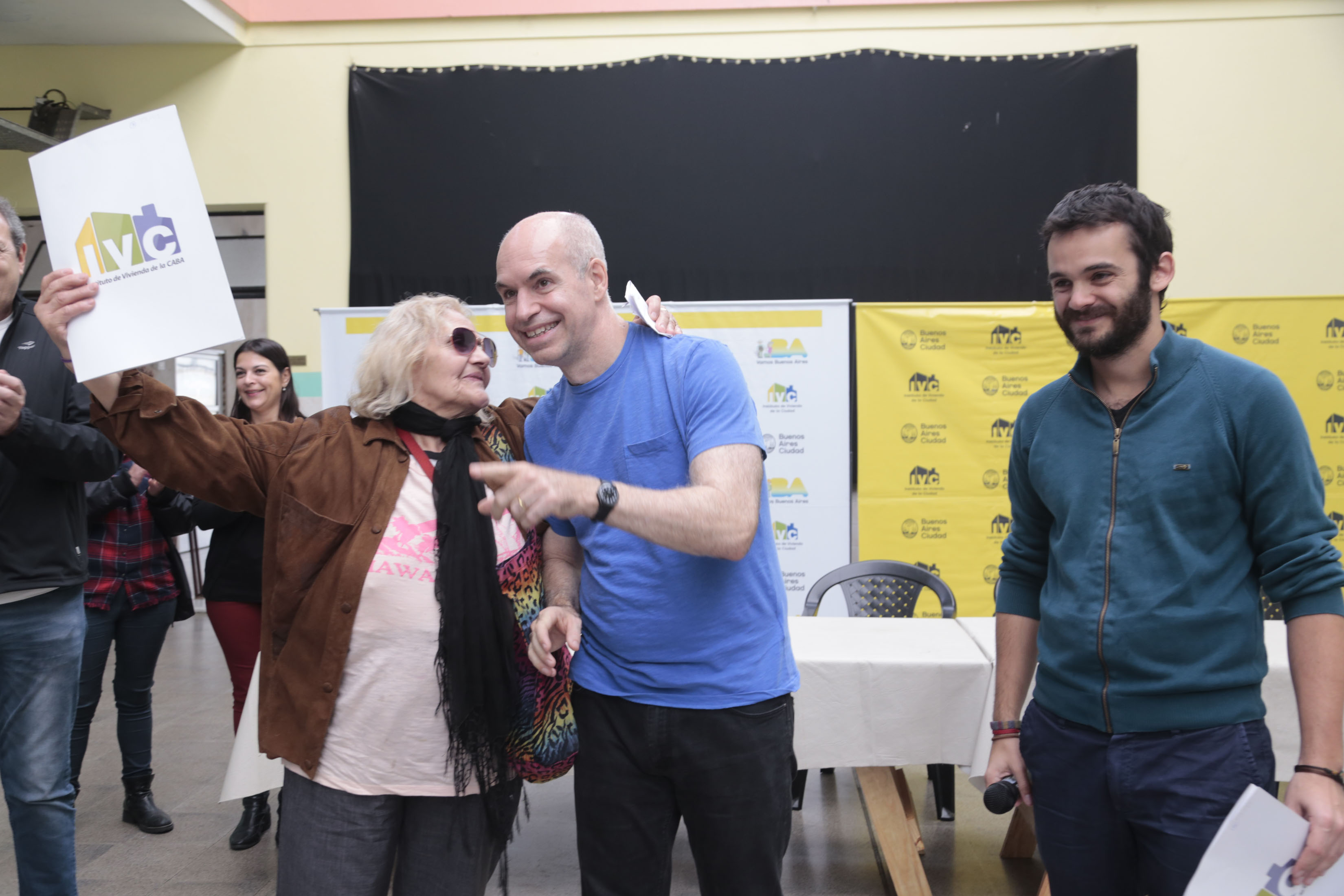 Vecinos del barrio Illia firmaron escrituras y recibieron títulos de propiedad de sus viviendas